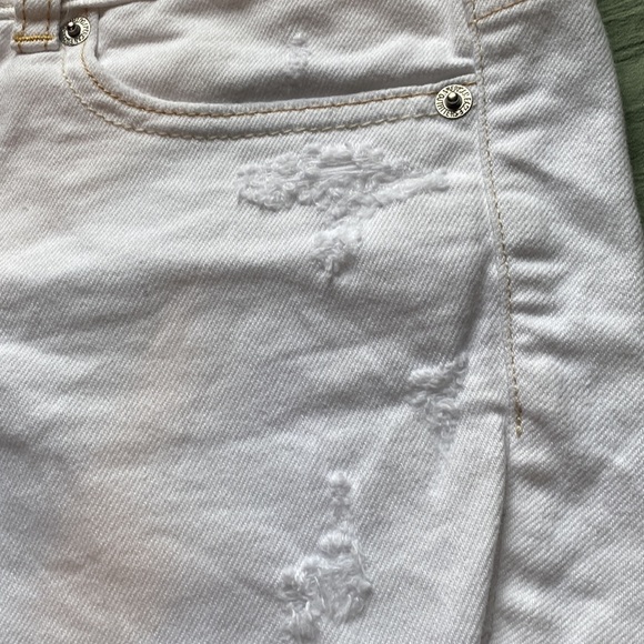 American Eagle Low Rise Distressed Shorts — Size 0!! - Picture 7 of 11